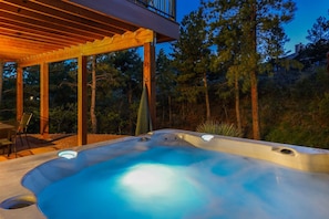 Hub tub seating for 6 people. Jacuzzi towels are also provided.