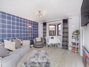 Living room/dining room | Failte Luxury Apartment, Inverness