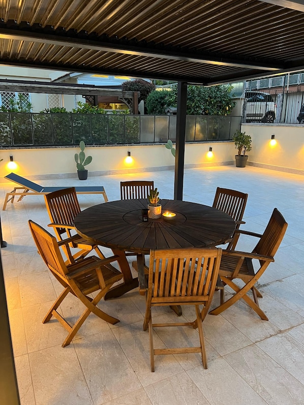 Outdoor dining