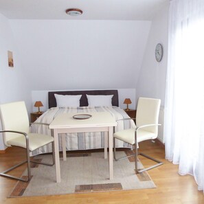 Doppelbett 2,00 x 1,80 m + Tisch und Stühle