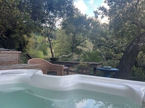 Outdoor spa tub