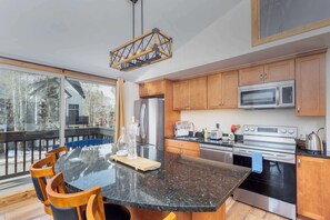 Kitchen: Breakfast bar seating for 4