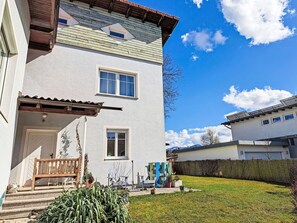Building, Window, House, Home, Residential Area, Door, Cottage, Sash Window, Siding, Estate