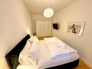 Bett, Schlafzimmer, Interior Design, Fussboden, Bedding, Bettdecke, Möbel, Bettrahmen, Beleuchtung, Zimmer