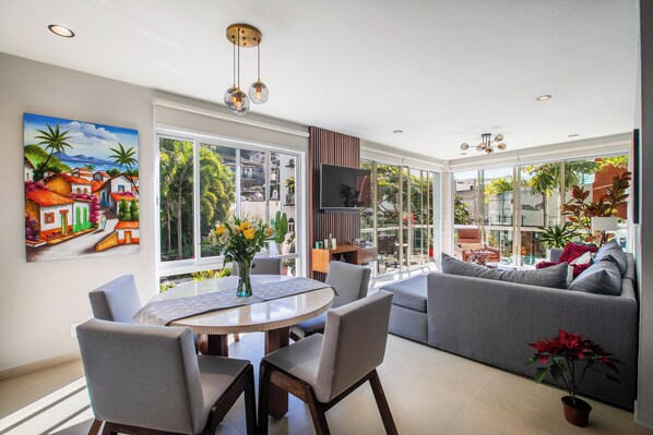 Cozy dining table for 4