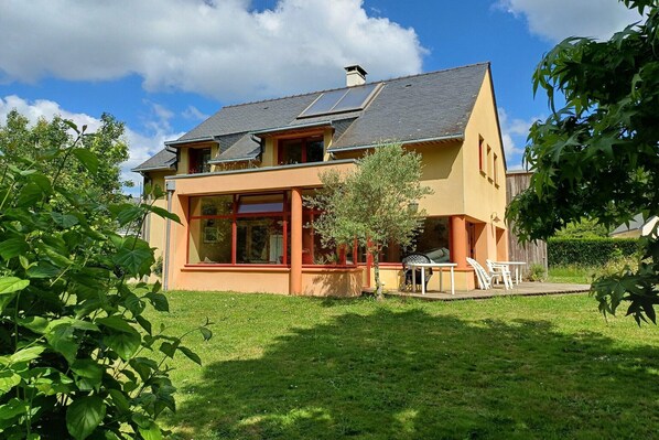 Stugans exteriör [sommar]