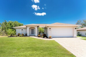 7050 Sunnybrook Blvd-2