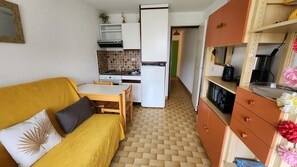 Comfortable living room with equipped kitchen