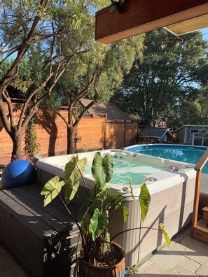 hot tub, heated to 104 and adjustable. seats 7