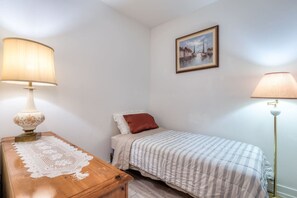Private den with a comfy single bed for extra guests.