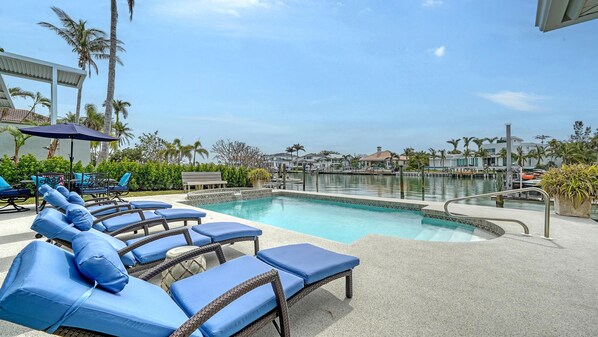 Poolside Lounges