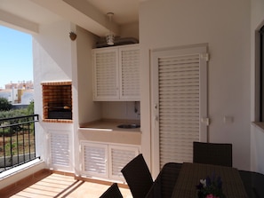 Terraço com barbecue, acesso da cozinha e sala
