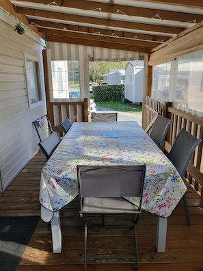 Outdoor dining
