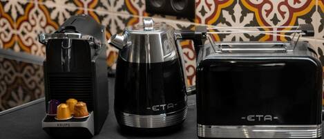 Petit Appareil, Appareil De Cuisine, Machine À Café, Bar, Électroménager, Serveware, Comptoir, Cuisine