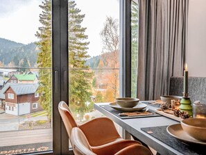 Meubles, Design Intérieur, Chaise, Pièce, Table Cuisine Et Salle A Manger, Dur, Matériau Naturel, Traitement De Fenetre, Rideau, Salle À Manger