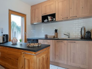 Countertop, Cabinetry, Möbel, Küche, Flooring, Küchengerät, Interior Design, Holz, Schublade, Schrank