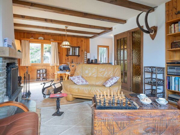 Möbel, Interior Design, Holz, Flooring, Decke, Fussboden, Couch, Zimmer, Wohnzimmer, Beleuchtung