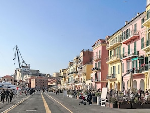 City, Building, Urban Area, Town, Architecture, Neighbourhood, Public Space, Street, Human Settlement