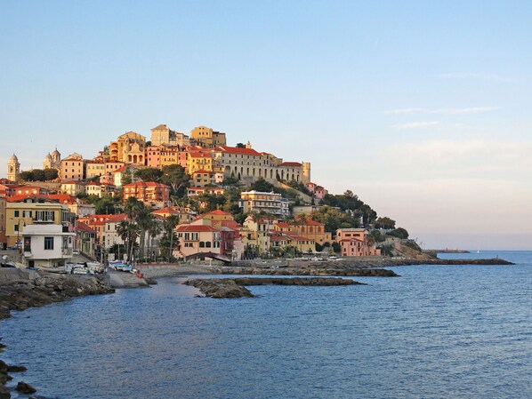 Building, Residential Area, House, City, Coast, Horizon, Coastal And Oceanic Landforms, Town, Sea, Human Settlement