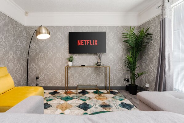 Living room - 50' Smart TV loaded with Netflix, HDMI cable, ambient lighting, extra fast Wi-Fi & a Foosball table - Complimentary tea & coffee available for your enjoyment