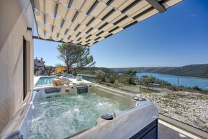 Indoor spa tub