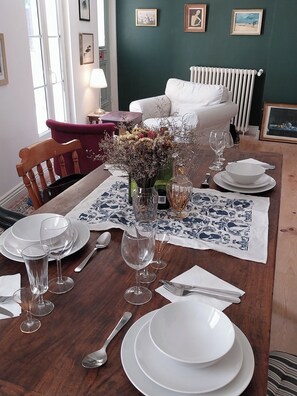 Dining area with lots of space and an extendable farmhouse table (18th C) 