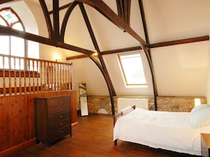 Kingsize bedroom with chest of drawers