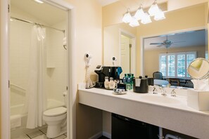 A bright and well-appointed bathroom with modern amenities for a refreshing and comfortable stay.
