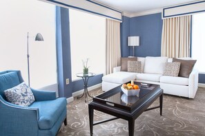 Bright and inviting living space, where modern elegance meets total comfort for a relaxing stay.