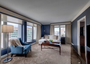Expansive suite with breathtaking views, blending modern elegance with total comfort.