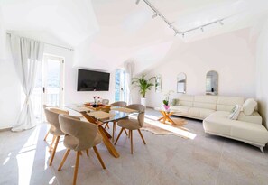 Deluxe Seafront 2 bedroom | 3 Baths | Soaking Bath | Stunning Bay Views