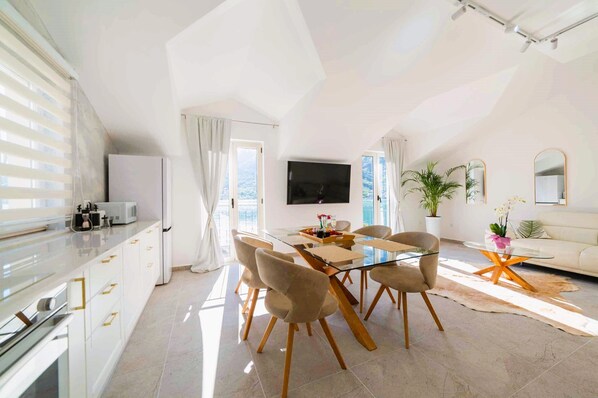 Deluxe Seafront 2 bedroom | 3 Baths | Soaking Bath | Stunning Bay Views