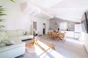 Deluxe Seafront 2 bedroom | 3 Baths | Soaking Bath | Stunning Bay Views