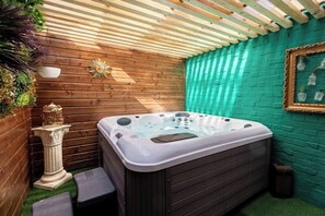 Indoor spa tub