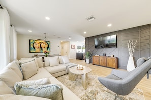 Living Room | Free WiFi | Central Heating & Air Conditioning