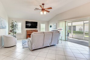 Living Room | Free WiFi | Central Heating & A/C | Smart TV