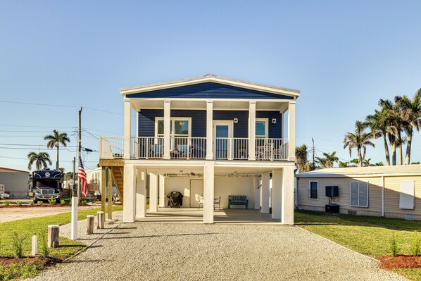 Fort Myers Vacation Rental | 2BR | 2BA | Stairs Required | 915 Sq Ft