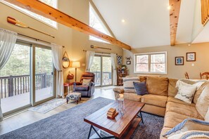 Living Room | Main Level | Smart TV | Free WiFi | Fireplace