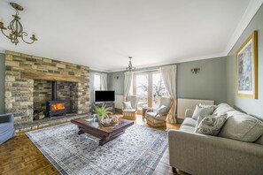Grove Lodge, Osmington: Relax in the light-filled sitting room