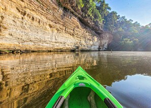 Discover the beauty of the many rock formations around Lake Malone.