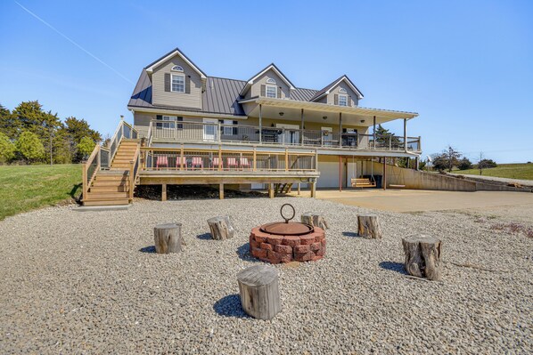 Versailles Vacation Rental | 4BR | 3.5BA | 4,690 Sq Ft | Stairs to Access