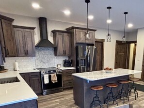 Fully stocked kitchen. Coffee maker uses k-cups & grinds. 