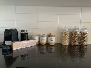 Kaffee und/oder Kaffeemaschine