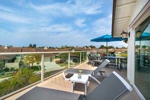 Upper level deck