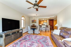 Living Room | Free WiFi | Smart TV