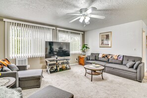 Living Room | Full Sleeper Sofa | Smart TV | Free WiFi