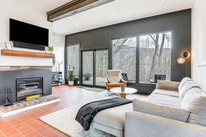Living Room | Single-Story Cabin | Wood-Burning Fireplace | Mountain View