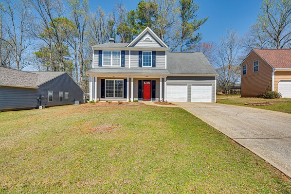 Austell Vacation Rental | 3BR | 2.5BA | 1 Step to Enter | 1,902 Sq Ft
