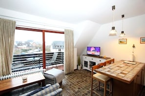 lichtdurchflutetes Wohnzimmer mit Südbalkon