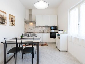 Möbel, Holz, Interior Design, Flooring, Küche, Cabinetry, Fussboden, Zimmer, Major Appliance, Schrank